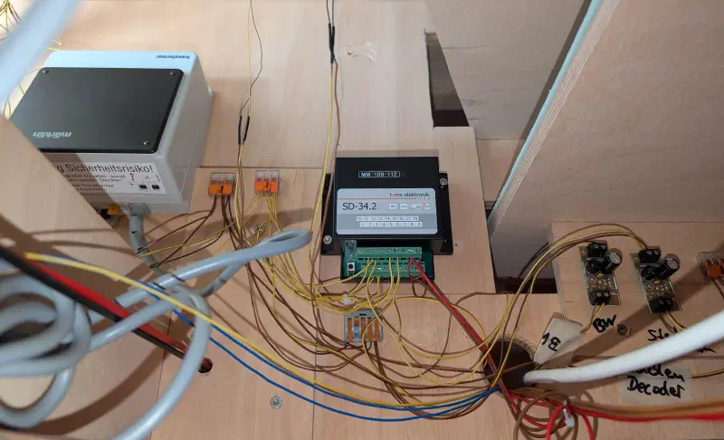 Bild von Netzteil und Schaltdecoder sowie die Brückengleichrichter für zwei Bereiche